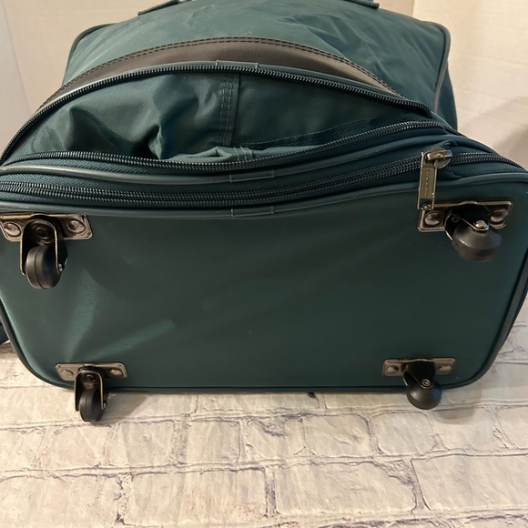 VINTAGE JAQUAR GREEN AND BLACK CARRY ON BAG HAS WHEELS AND VERY SPACIOUS - Picture 10 of 11